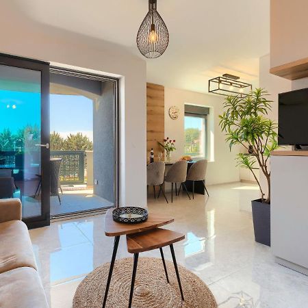 Apartment Wing 77 By Interhome Пула Экстерьер фото